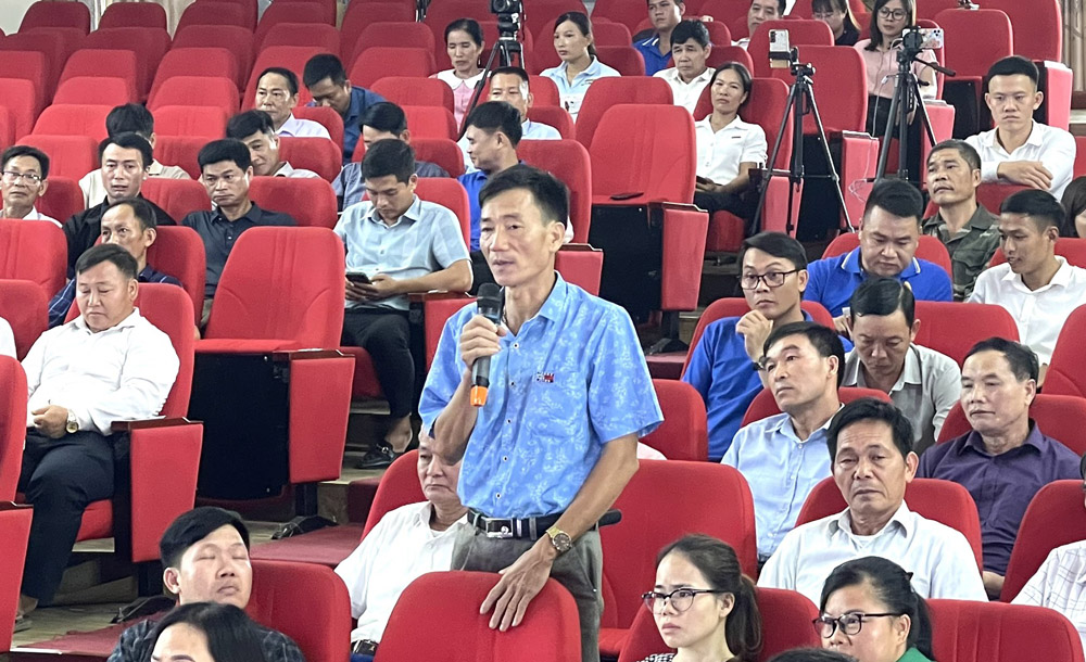 Đại biểu nêu ý kiến phát biểu tại hội nghị.jpg